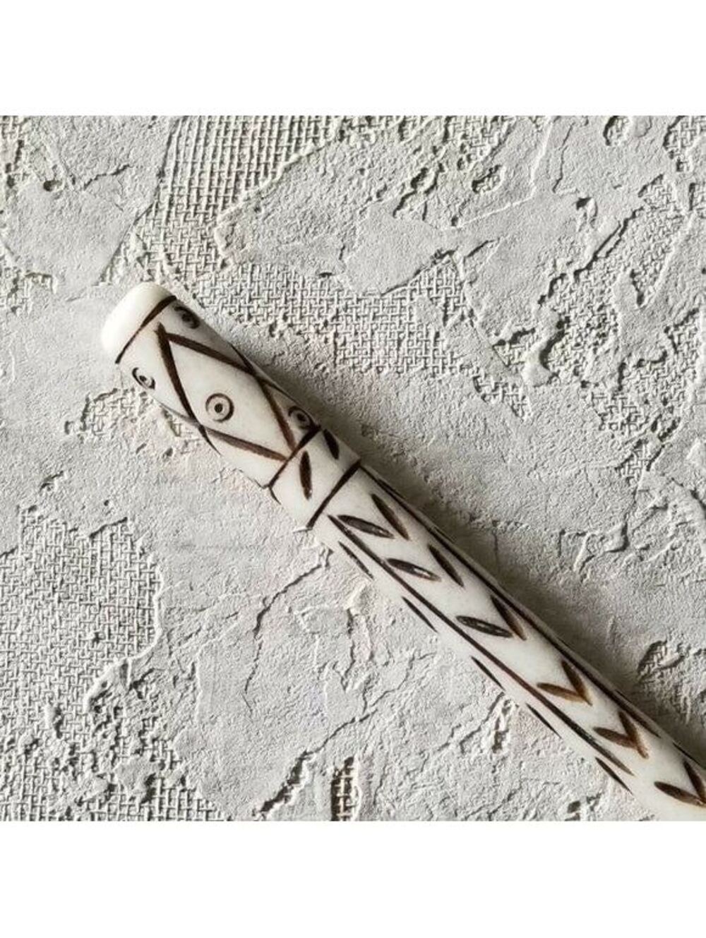 Hand Carved India Cream and Dark Brown Tribal Buffalo Bone Hair Stick - Picture 4 of 4